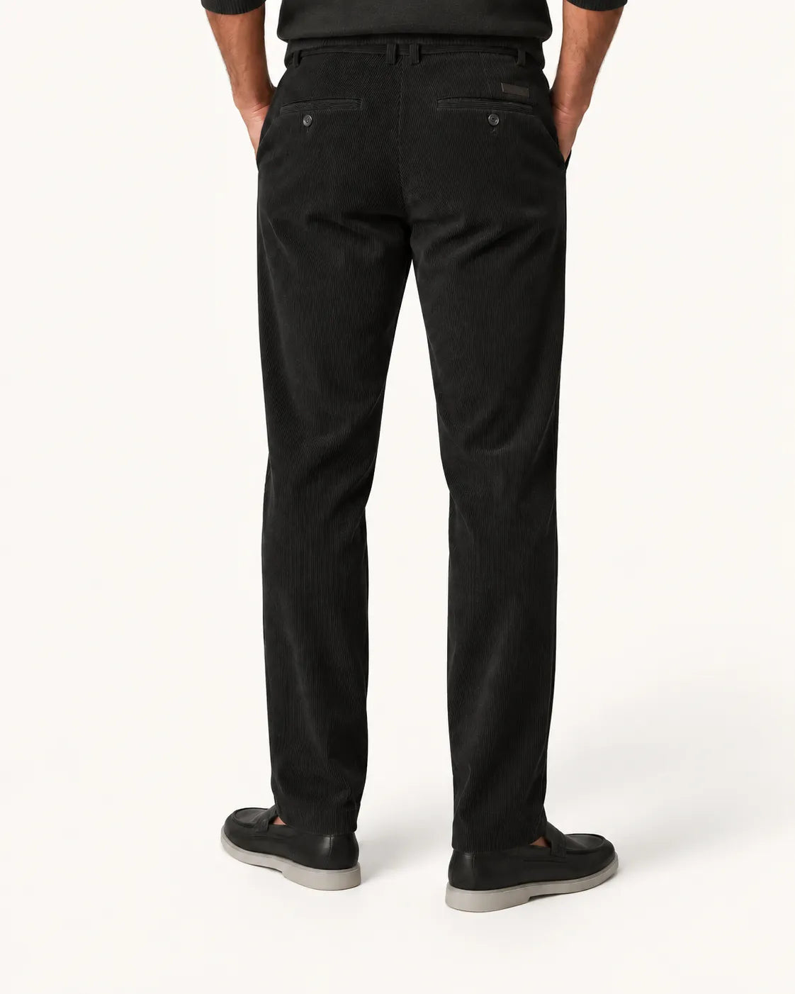 Negro | Pantalón de pana de corte clásico – vista trasera